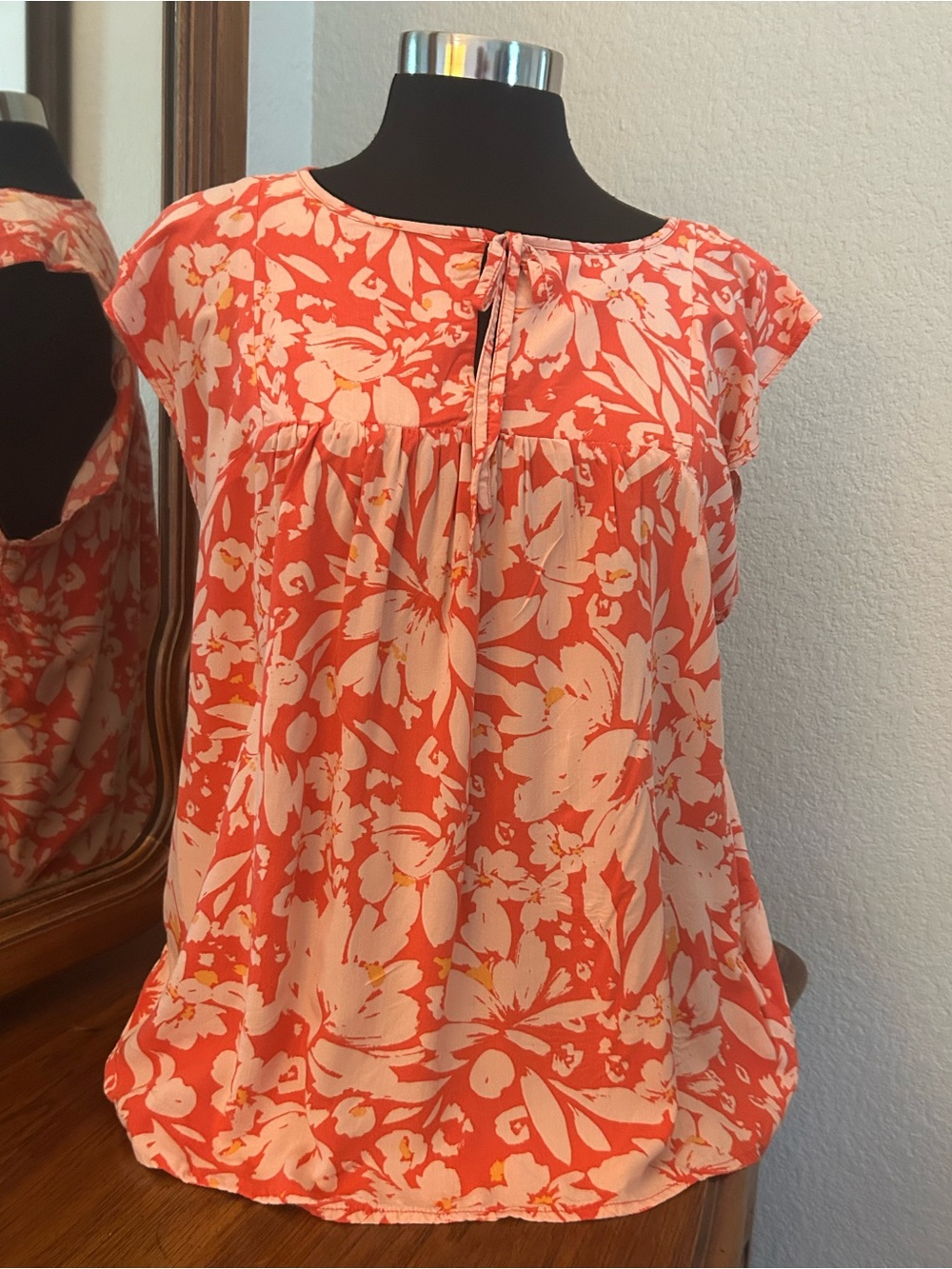 GAP  Coral Floral Cap-Sleeve Blouse. Size L. NWTGS